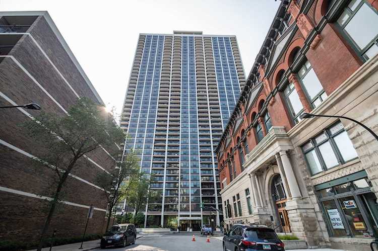1560 N Sandburg Terrace #1704 Chicago, IL 60610