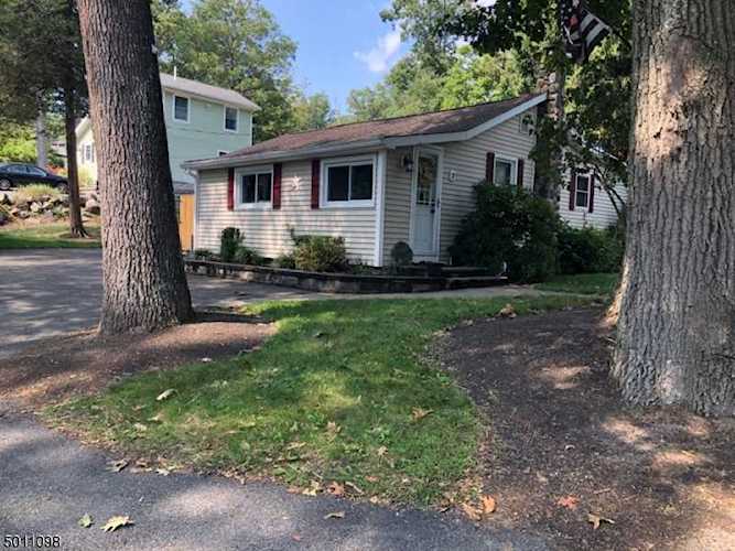 2 Bucknell Trl Hopatcong Boro, NJ 07843