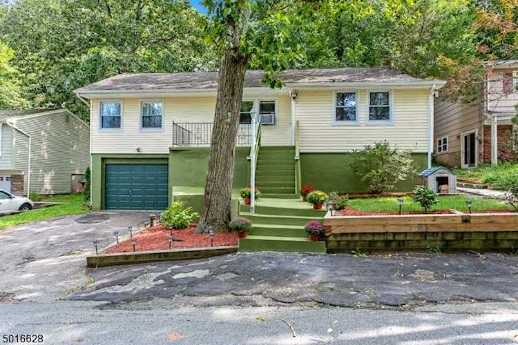 17 Wake Forest Trl Hopatcong Boro, NJ 07843