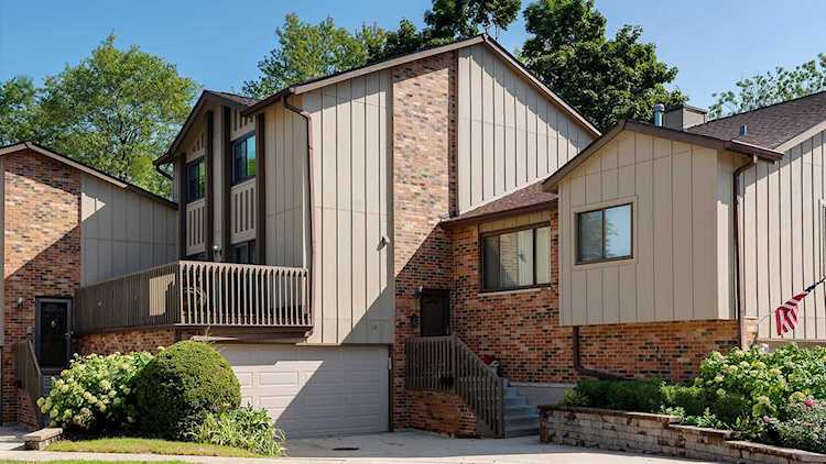 18 Highridge Rd Willowbrook, IL 60527