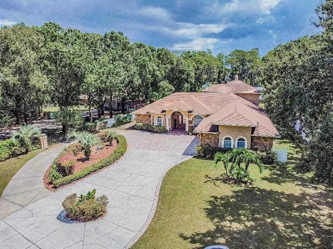 6031 Lakeside Dr Lutz, FL 33558