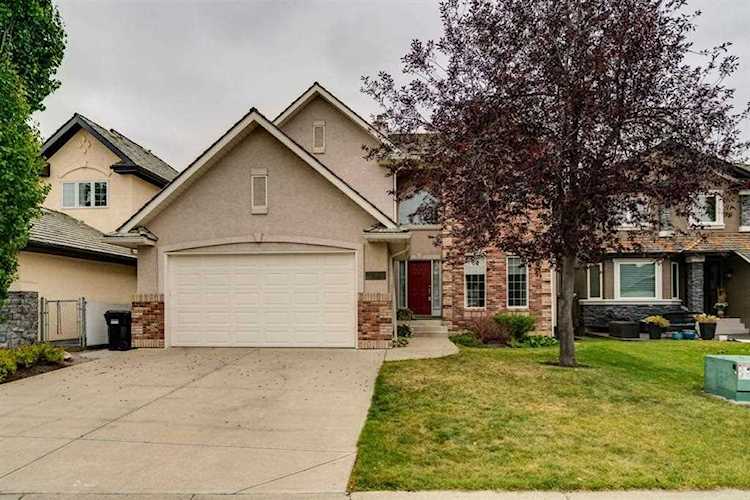 84 Evergreen Crescent SW Calgary, AB T2Y 3R3