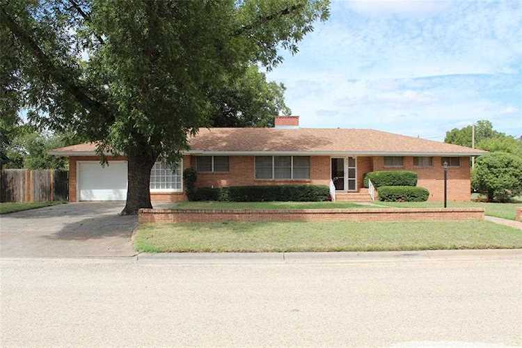 511 W B Street Munday, TX 76371