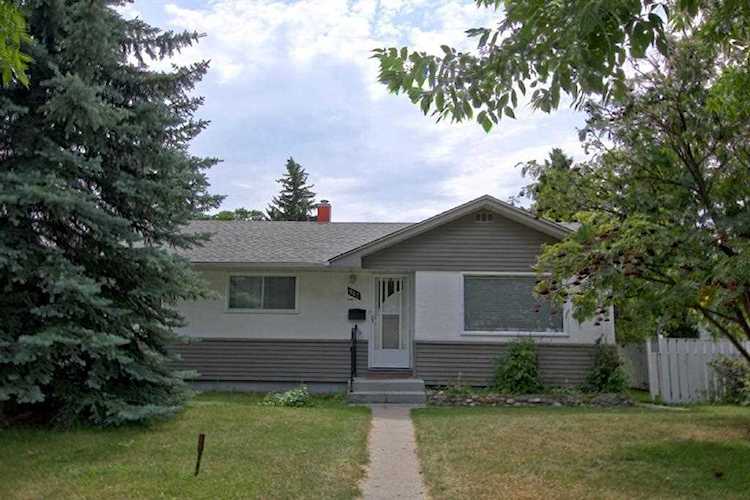 947 Northmount Dr NW Calgary, AB T2L 0B1