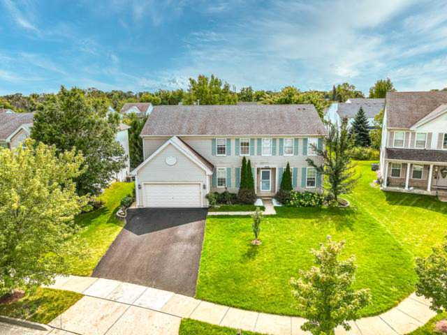 1620 Falcon Dr Libertyville, IL 60048