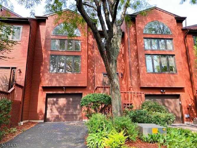4 Sherry Ln Saddle Brook Twp., NJ 07663