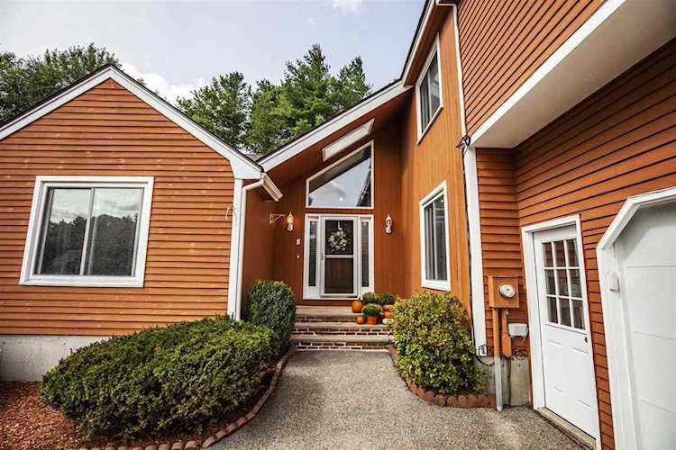 8 Moulton Dr Londonderry, NH 03053