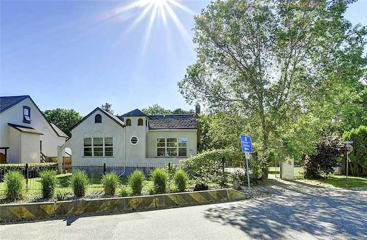 1804 Water Street Kelowna, BC V1Y1K5
