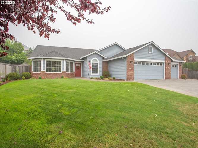 1053 E 18th St La Center, WA 98629