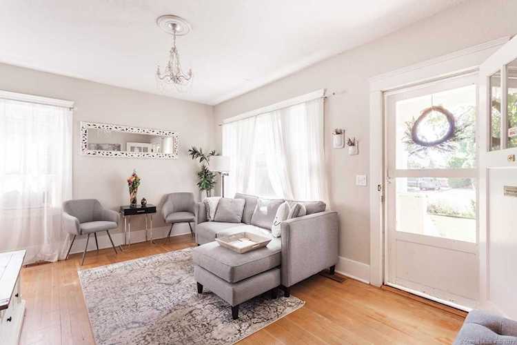 946 Laurier Avenue Kelowna, BC V1Y6B1