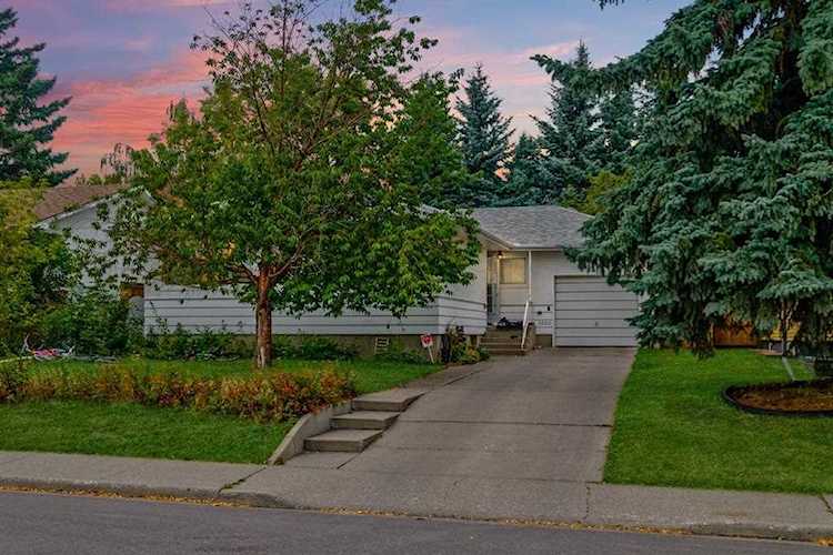 3320 Rutland Rd SW Calgary, AB T3E 4R3