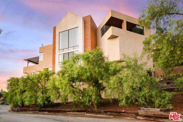 2811 La Cuesta Drive Los Angeles, CA 90046
