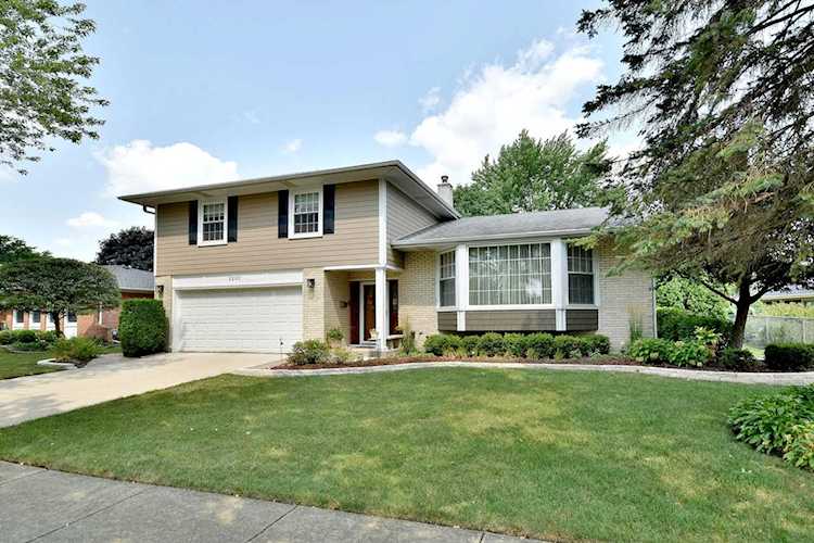 2202 E Robinhood Ln Arlington Heights, IL 60004