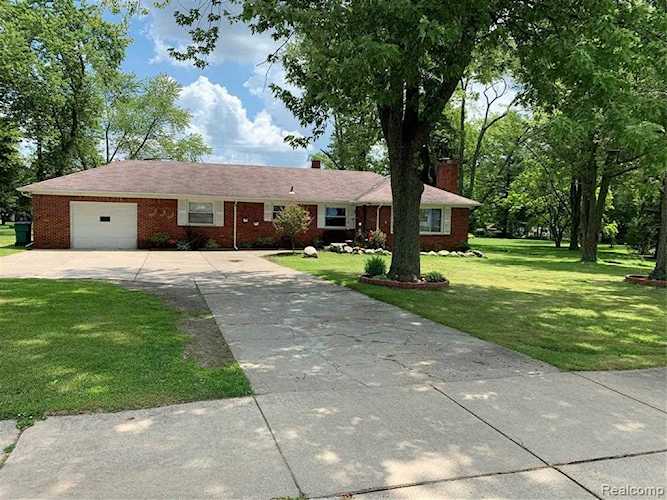 891 S Squirrel Rd Auburn Hills, MI 48326