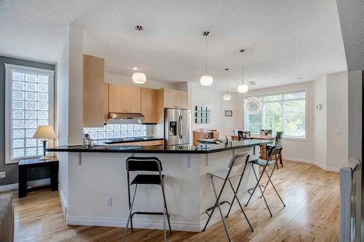 1215 12 St SW Calgary, AB T3C 3W9