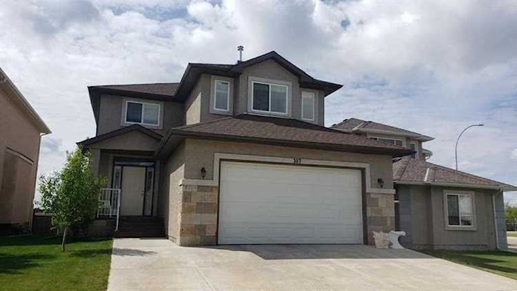 107 East Lakeview Court Chestermere, AB T1X 1W2
