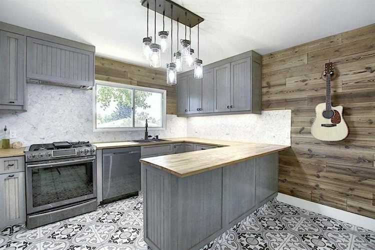 27 Heston St NW Calgary, AB T2K 2C3