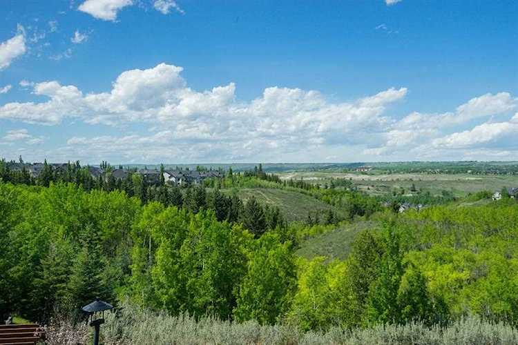 60 Valley Creek Crescent NW Calgary, AB T3B 5V2