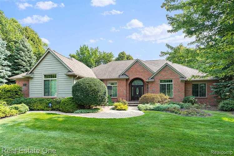 3226 E Oxford W Auburn Hills, MI 48326 | MLS 2200076753 Photo 1