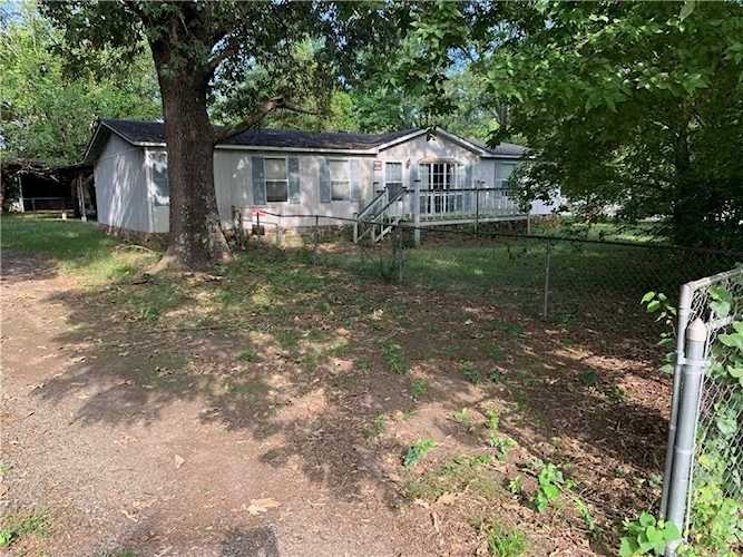 809 9th St Barling, AR 72923