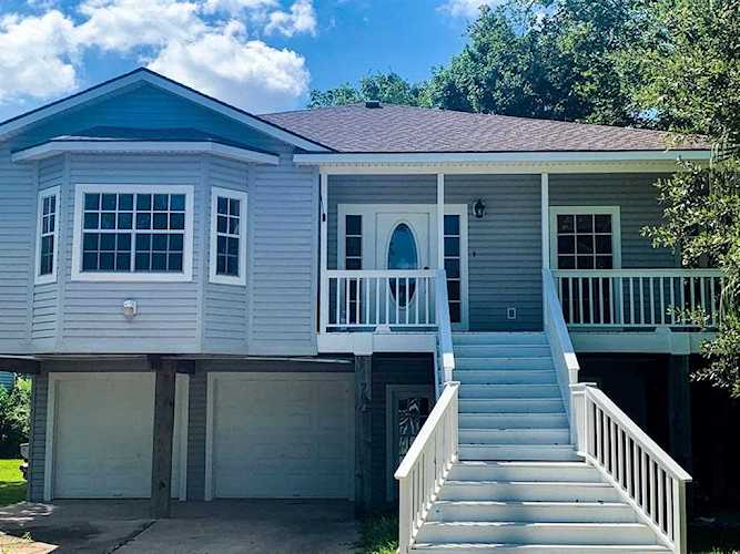 702 Oak Rd Clear Lake Shores, TX 77565