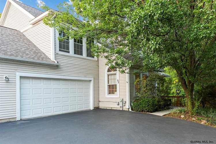 93 Killarney Dr Niskayuna, NY 12309