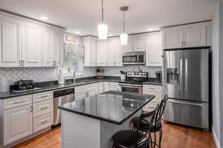 105 Hovey Rd Londonderry, NH 03053