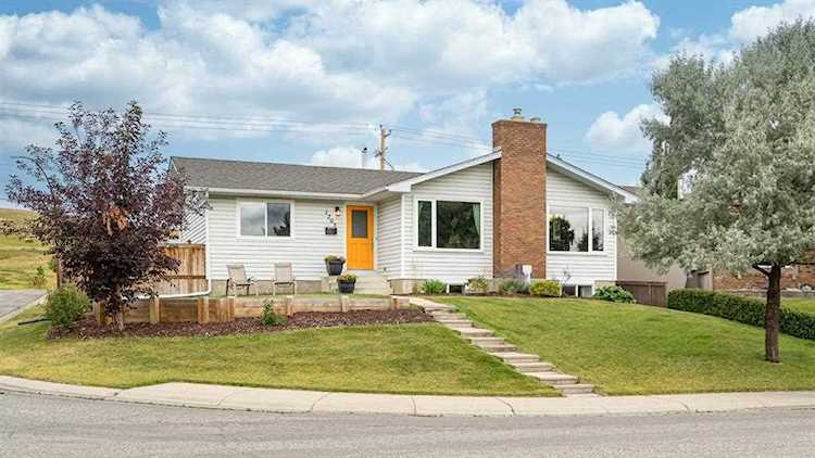 1203 57 Ave NW Calgary, AB T2K 5P9
