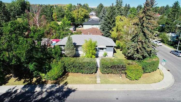 187 Northmount Dr NW Calgary, AB T2K 3G3