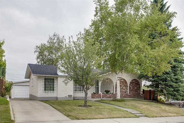 248 Lake Wapta Rise SE Calgary, AB T2J 2M9