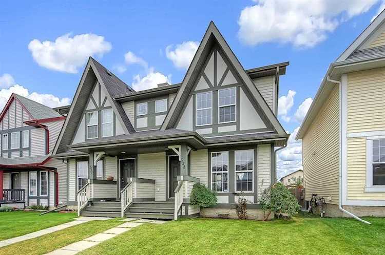 533 Mckenzie Towne Dr SE Calgary, AB T2Z 0L8