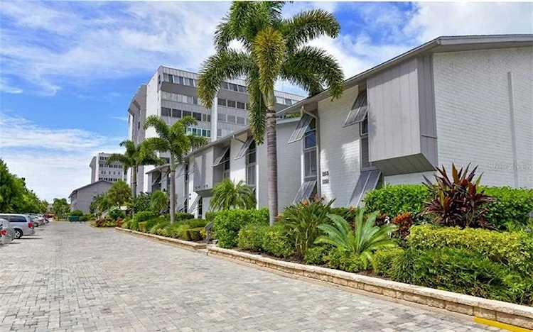 1153 W Peppertree Dr #115 Sarasota, FL 34242