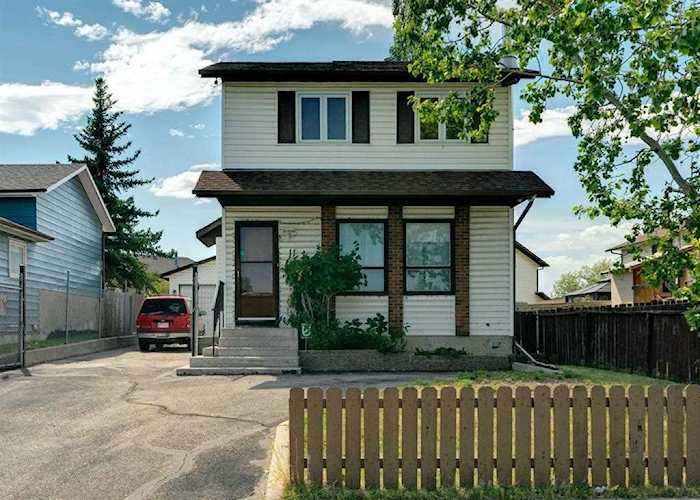 11 Castleridge Dr NE Calgary, AB T3J 1Z8