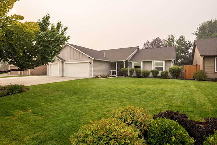 1932 NW Nickernut Ct Redmond, OR 97756 | MLS 220109439 Photo 1
