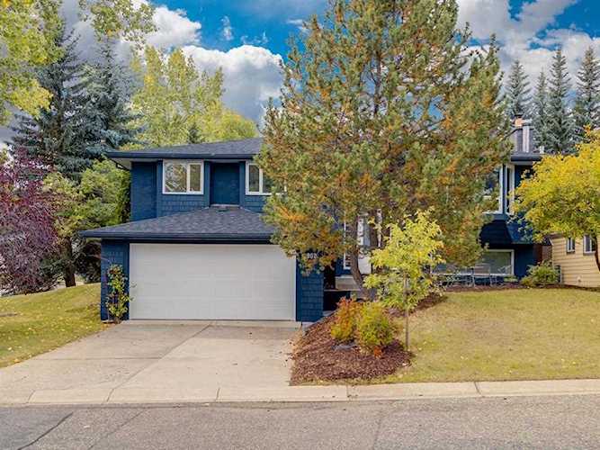 902 Varsity Estates Place NW Calgary, AB T3B 3X4