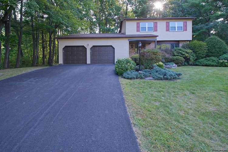 26 Wiltshire Way Niskayuna, NY 12309