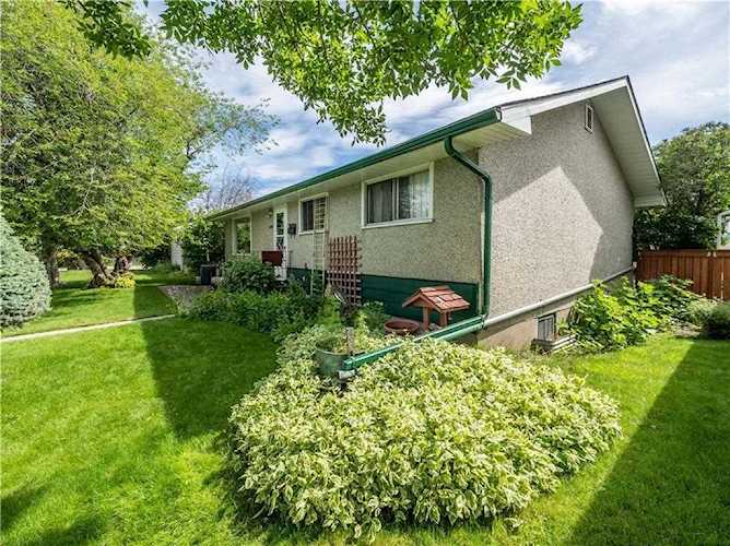 2408 46 St SE Calgary, AB T2B 1K9