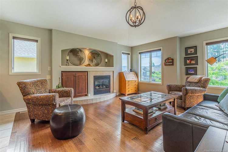 2356 Selkirk Drive Kelowna, BC V1V2R5