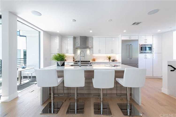 735 N Gramercy Place Hollywood, CA 90038