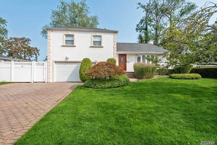 13 Seaview Street Massapequa, NY 11758