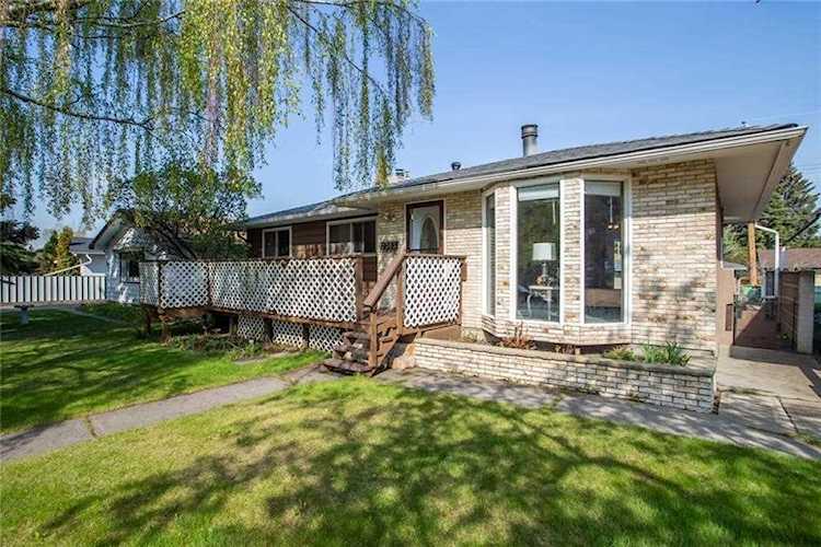 2313 Pinewood Dr SE Calgary, AB T2B 1E5