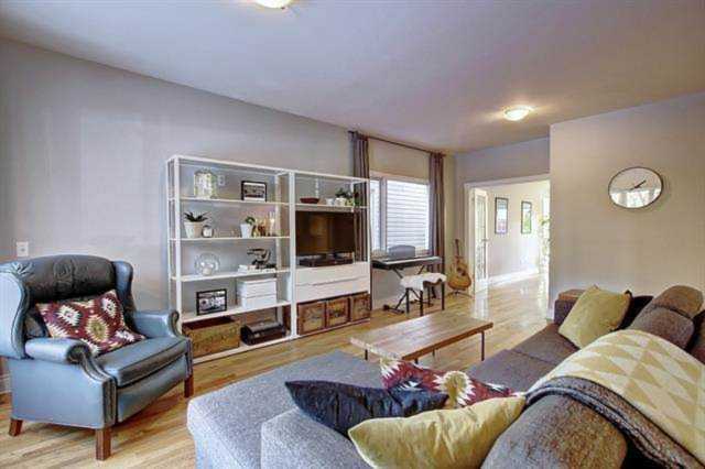 811 4 Ave NW Calgary, AB T2N 0M9