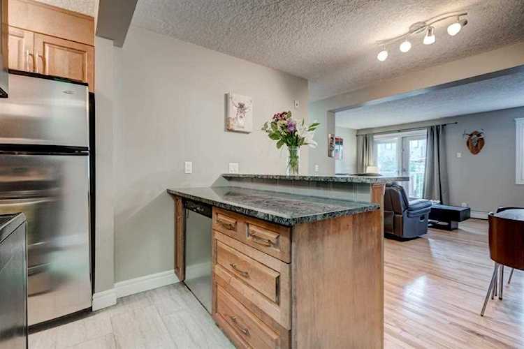 2010 35 Ave SW #204 Calgary, AB T2T 2E1
