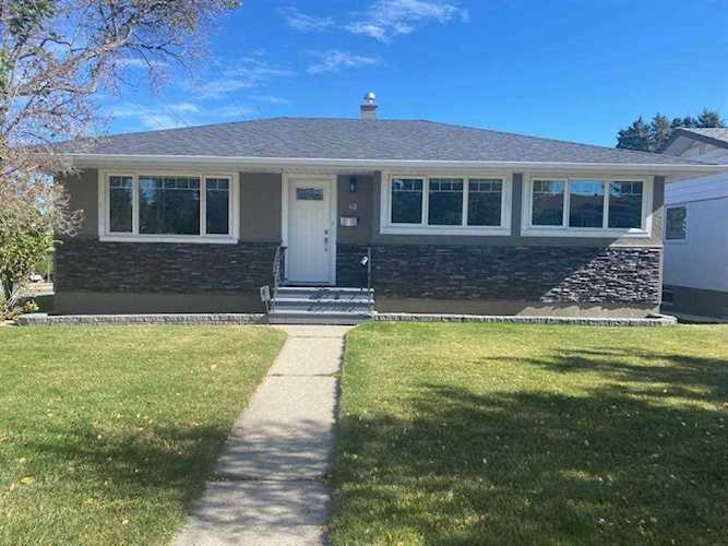 42 Wimbledon Crescent SW Calgary, AB T3C 3H7
