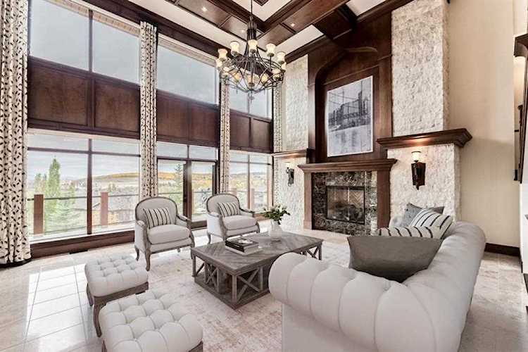 3249 77 St SW Calgary, AB T3H 5M1