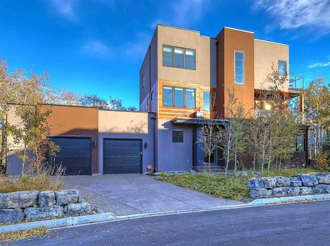 38 Posthill Dr SW Calgary, AB T3H 0A8