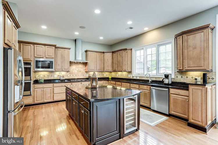 904 Locust St Herndon, VA 20170