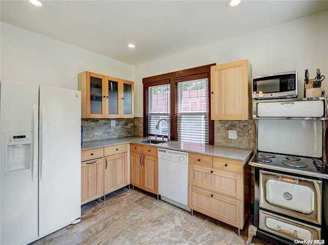 71 Mott Avenue Roslyn, NY 11576