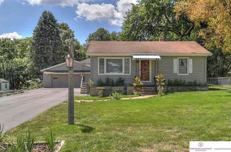 8805 Seward St Omaha, NE 68114000