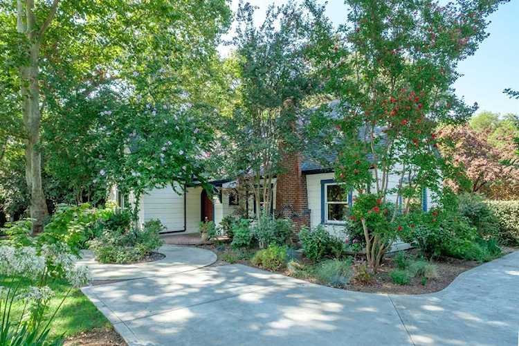529 E Ashlan Avenue Fresno, CA 93704